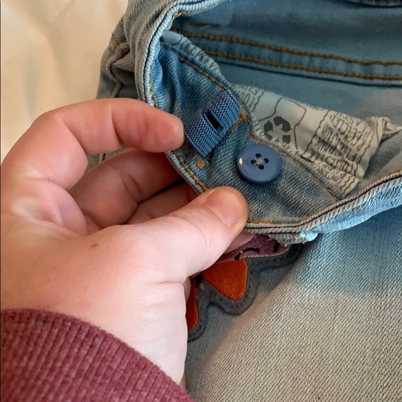 Girls cutoff style Jean shorts with butterflies - Picture 4 of 7